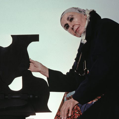 لوییس نولسون در باغ های استوایی قدم می زند